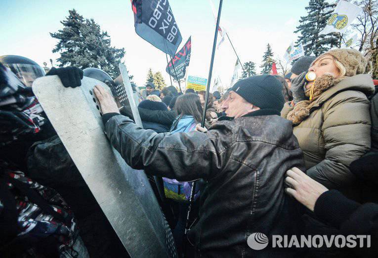 Украинский политик: киевская власть снова по другую сторону баррикады