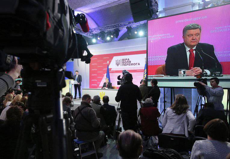 Порошенко: в случае прекращения мирного процесса Киев введёт военное положение