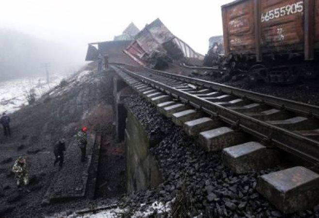 В Луганской области от взрыва сошел с рельсов товарный поезд с углём