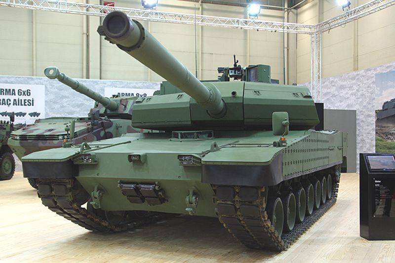 Компания Hyundai Rotem показала на выставке IDEX 2015 макет своего нового основного боевого танка K2 Black Panther