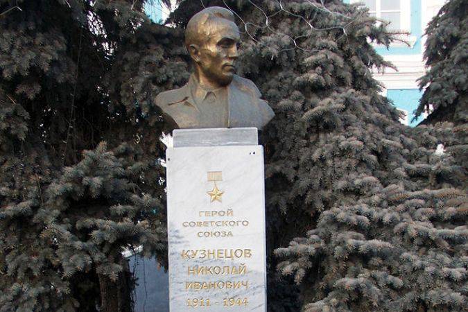 Неизвестные снесли памятник советскому разведчику Кузнецову, установленный в украинском селе Повча