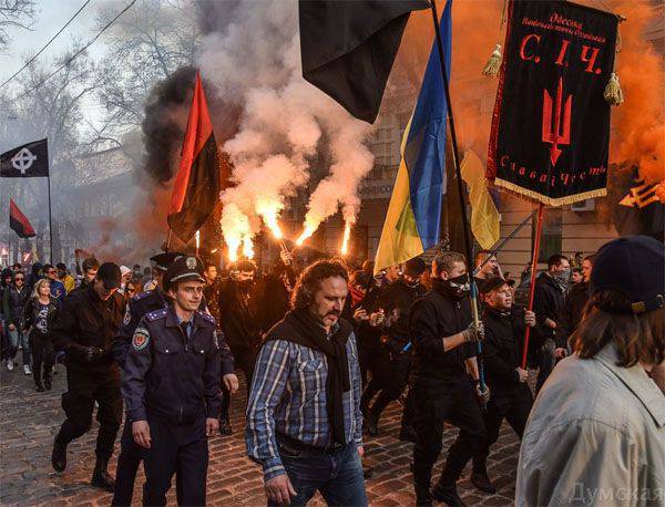 В Одессе прошёл марш неонацистов под лозунгом "Белый человек - великая Украина"