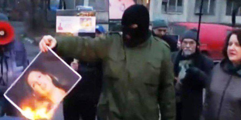 В Киеве перед американским посольством сожгли портрет Нуланд