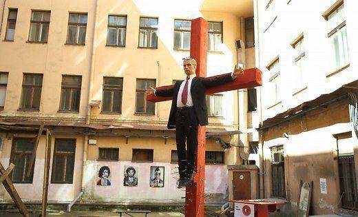 В Риге на кресте "распяли" фигуру Владимира Путина