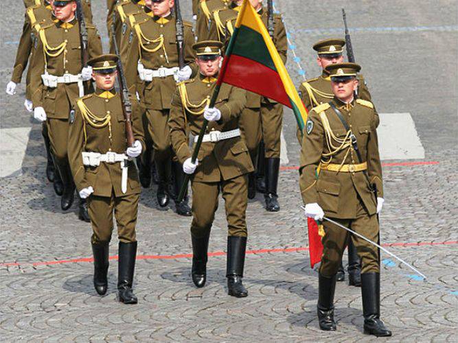 Рота почётного караула ВС Литвы учится воевать в городских условиях