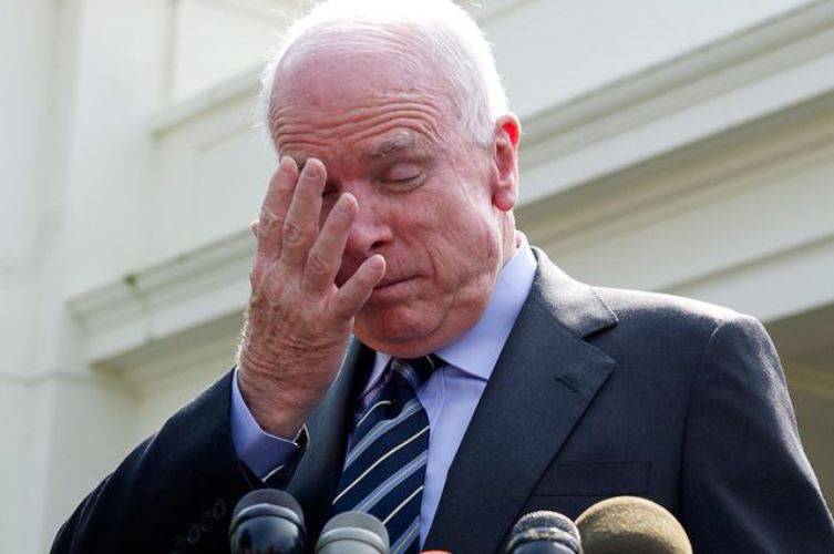 «Старый солдат» Маккейн назвал идиотом пресс-секретаря обамовской администрации