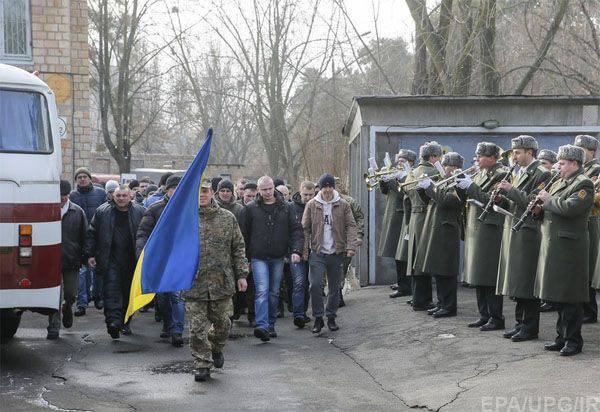 Генштаб ВС Украины разрешает сотрудникам военкоматов вручать повестки призывникам и резервистам фактически повсюду