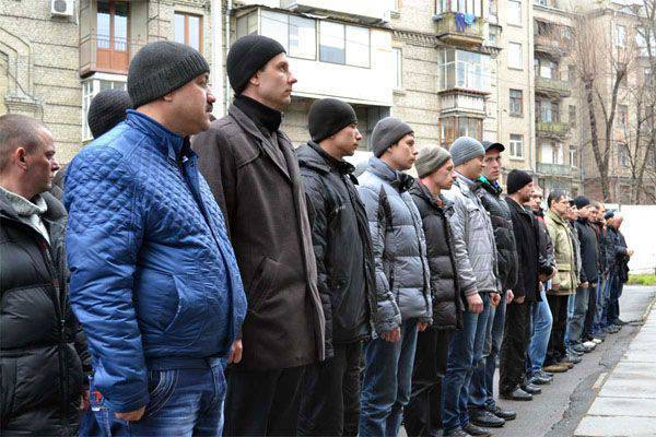 Сотрудники украинских военкоматов вручают повестки на блокпостах и в парках отдыха