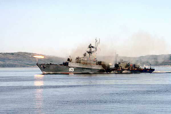 Российские корабли проводят учения в Каспийском и Баренцевом морях