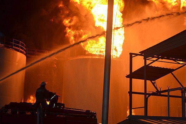 Пожар на нефтебазе под Киевом может распространиться на военные объекты