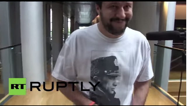 Итальянский оппозиционный депутат пришел в Европарламент в футболке с портретом Путина