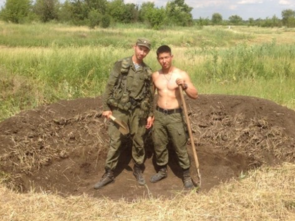 "Впечатляющая" работа британских СМИ: сфотографировали три могилы - заявили, что в них похоронены военнослужащие РФ, погибшие на Украине...