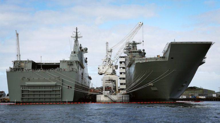 Второй десантный корабль-док  для ВМС Австралии отправился на испытания
