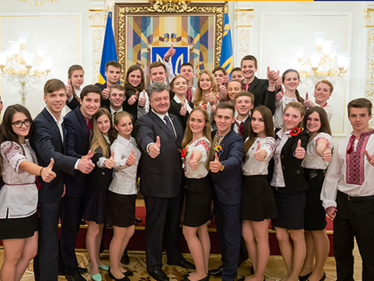 Порошенко похвалил воинственную молодёжь «уникальной» украинской нации