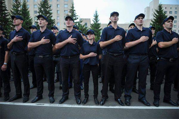 Яценюк распорядился штрафовать российские суда, заходящие в "украинские" порты, и посетил "полицейскую академию"