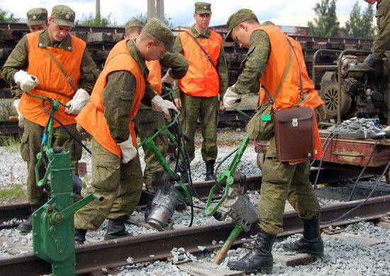 Военнослужащие бригады железнодорожных войск провели тактико-специальное учение, отразив атаку условной террористической группировки