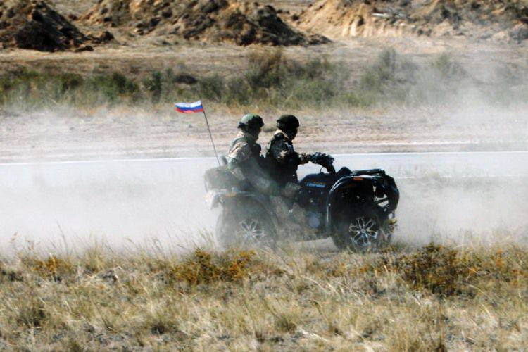 Десантники провели в Псковской области десантирование квадроциклов