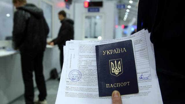 Украинское гражданство: попробуй откажись!