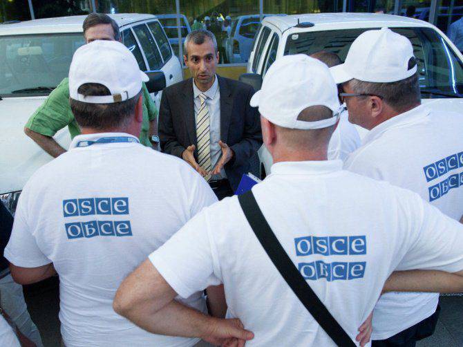 Наблюдатели ОБСЕ вышли к жителям Донецка, собравшимся у их гостиницы