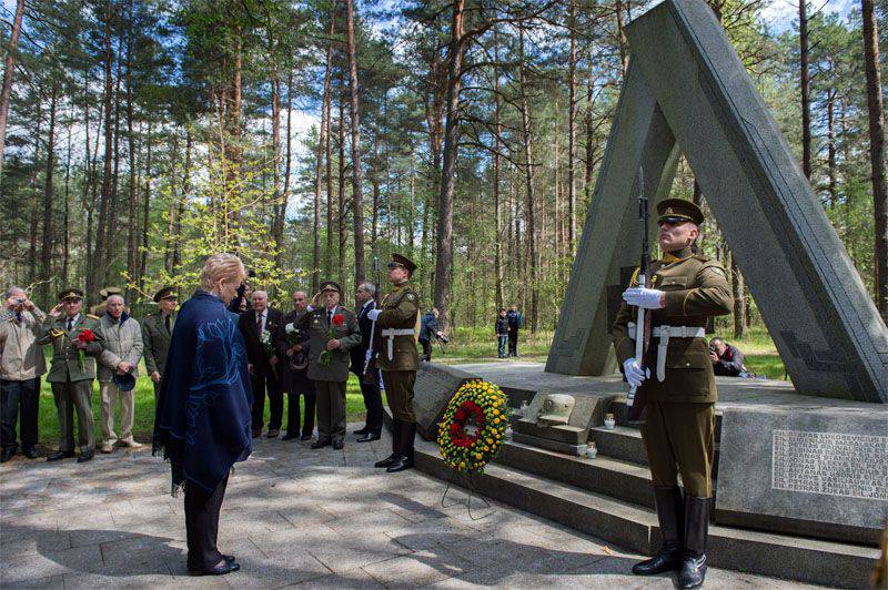 Президент Литвы в "лагере молодых стрелков" заявила, что Литву будут защищать "граждане всех национальностей"