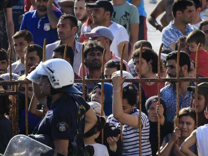 На греческом острове Кос мигрантов согнали на стадион