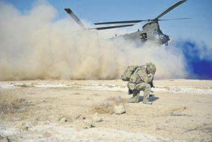 Приземление вертолета «Чинук» с десантом бойцов САС в Афганистане.  Фото с сайта www.army.mod.uk