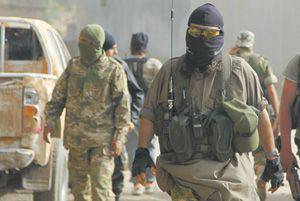 Эта маска может скрывать лицо террориста или бойца САС. 	  Фото Reuters