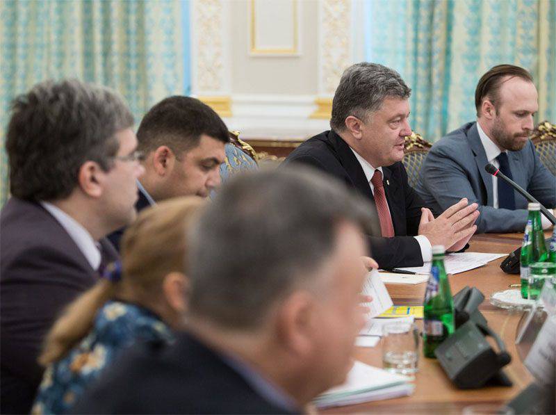 Порошенко заявил, что если Москва "критикует проект конституции, то Украина на правильном пути"