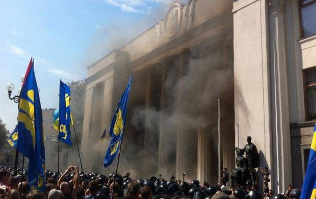 Штурм здания Верховной рады. Радикалы используют боевые гранаты