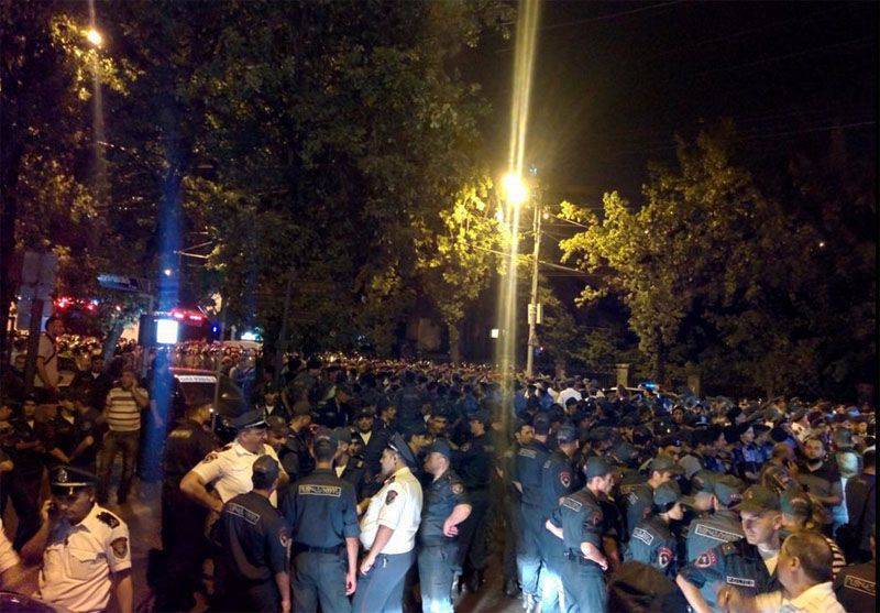 Полиция Еревана после многочисленных просьб к митингующим освободить проспект Баграмяна осуществила разгон митинга