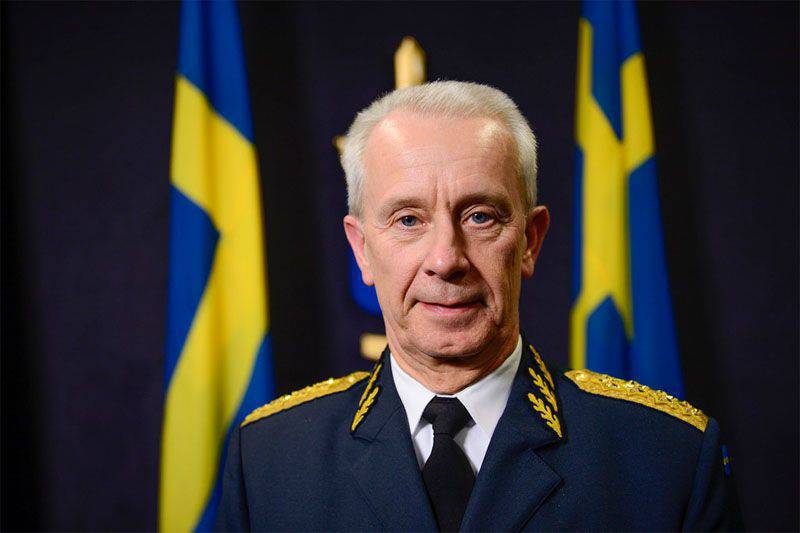 Выходящий в отставку главком ВС Швеции заявил, что "обнаружены следы присутствия иностранных военных на побережье"