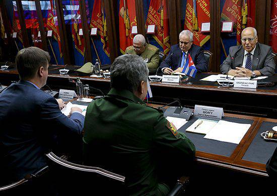 Сергей Шойгу обсудил с заместителем главы правительства Кубы Риккардо Кабрисасом вопросы военно-технического сотрудничества между странами