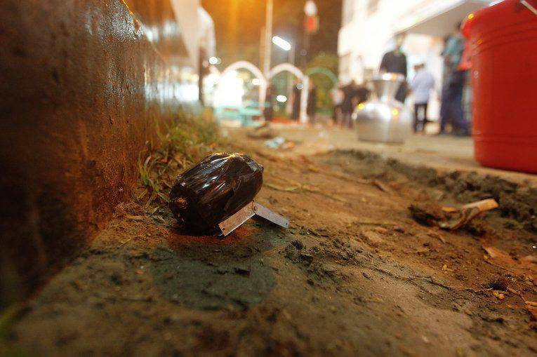 В Бангладеш верующих забросали самодельными бомбами