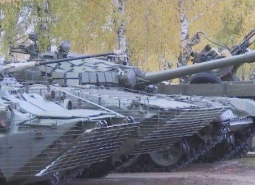 Белорусские военные усилили защиту БТР-80, Т-72Б и БМП-2