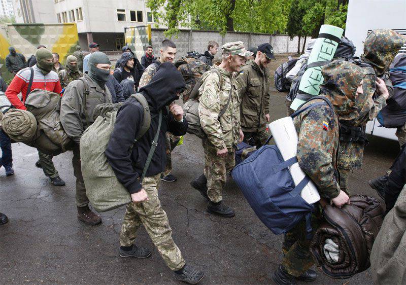 СМИ: в Москве задержаны торговцы оружием из украинского "Азова"