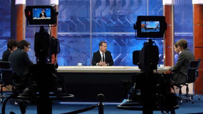 Дмитрий Медведев ответил на вопросы журналистов пяти телеканалов