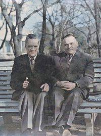 Николай Пилюгин (слева) и Сергей Королев в Кисловодске в 1957 году. Фото с сайта www.mosarchiv.mos.ru