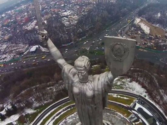 В Киеве собрались демонтировать советский герб со щита "Родины-матери"