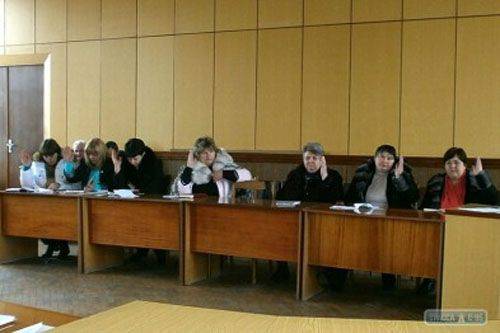 Театр абсурда: Украинские муниципалитеты обязывают голосовать по вопросу признания России "агрессором"