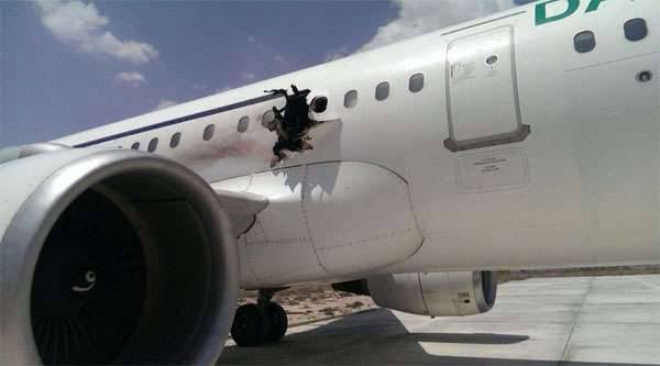 На борту сомалийского авиалайнера, экстренно приземлившегося в Могадишо, найдены следы взрывчатого вещества
