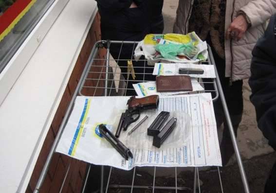 На рынке Кривого Рога с лотка продают огнестрельное оружие и боеприпасы
