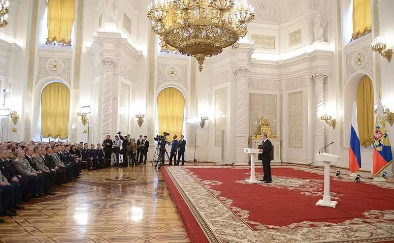 Президент Владимир Путин встретился с военнослужащими, выполнявшими антитеррористическую миссию в Сирии. Список награждённых