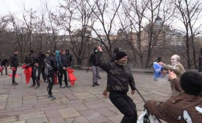 Пенсионеры, собравшиеся на митинг в Киеве, дали отпор националистам «Азова»