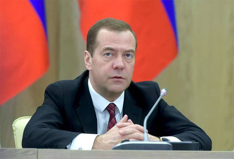 Дмитрий Медведев назвал главу СБУ, увидевшего "российский след" в брюссельских терактах, придурком