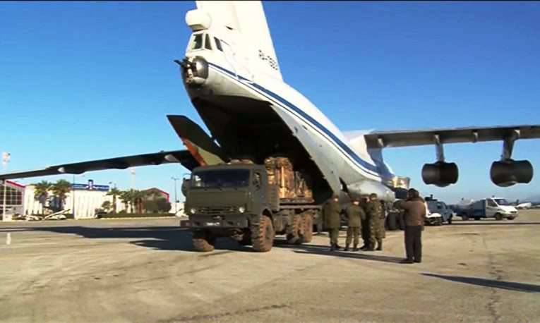 Населению окружённого террористами  Дейр-эз-Зора доставлено около 30 т гуманитарных грузов