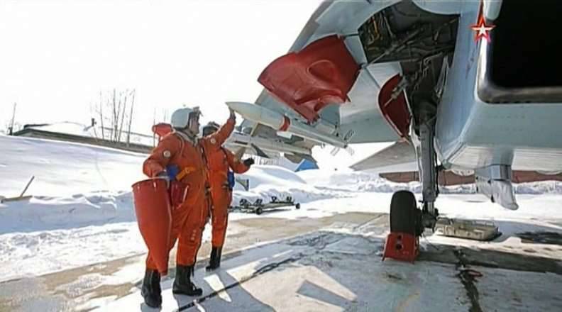 На аэродроме Дземги в ВВО истребители Су-35С несут дежурство с ракетами РВВ-СД