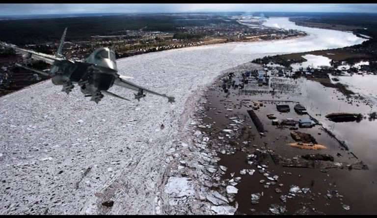 В сети опубликовано видео ударов Су-34 по ледовым заторам