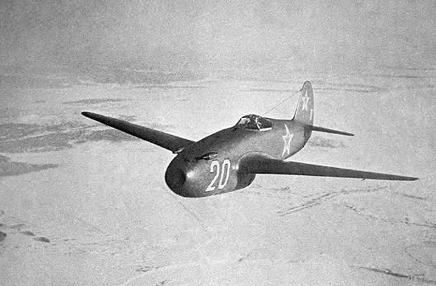Пионеры советской реактивной техники: самолеты-истребители Як-15 vs Миг-9