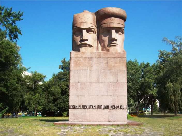 Памятник чекистам в Киеве не поддался вандалам из «Азова» и «Правого сектора»