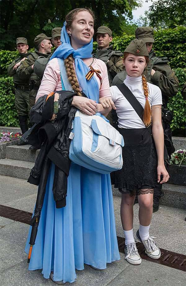 9 мая в Киеве "люди" в армейском камуфляже и одежде с нацистской символикой напали на десятилетнюю девочку и её мать из-за георгиевской ленточки